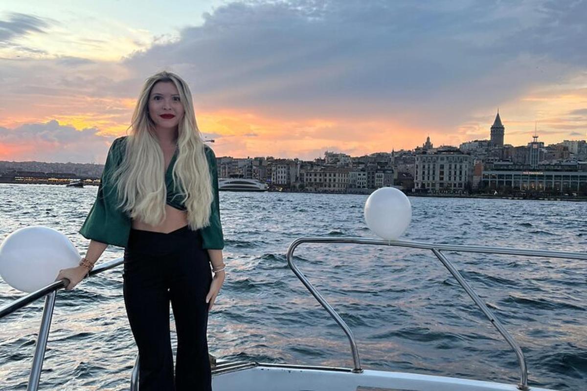 žena stojaca na lodi vo vode