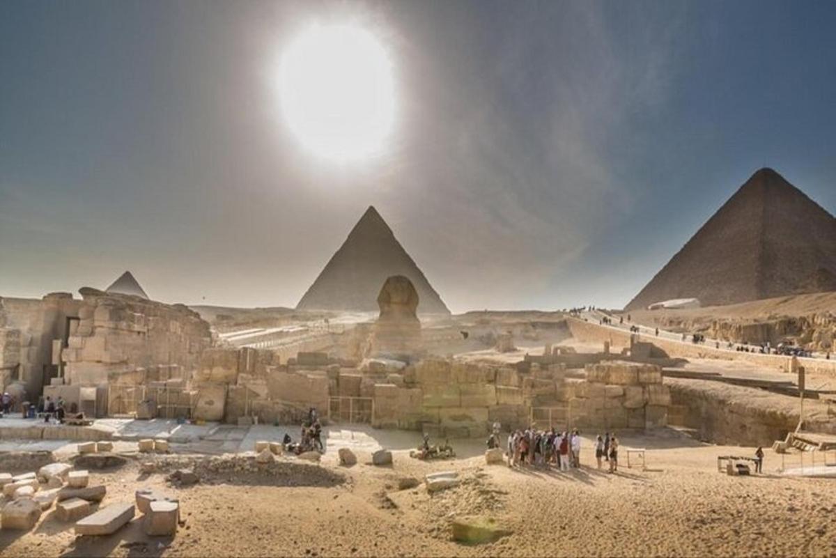 skupina lidí stojící kolem pyramid