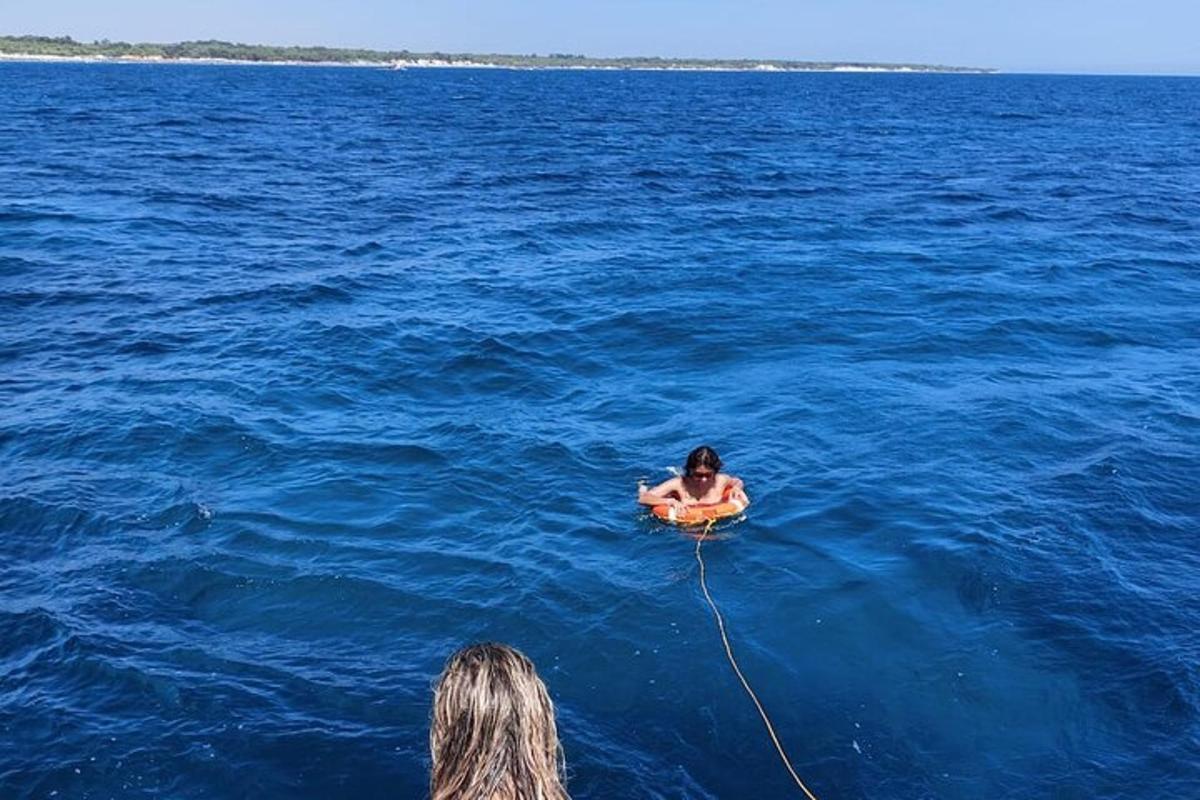 ένα άτομο στο νερό με ένα σχοινί στο νερό