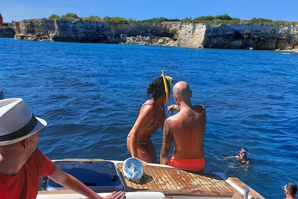 група људи на чамцу у води