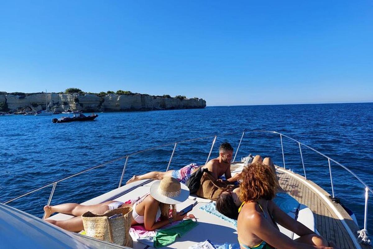 μια ομάδα ανθρώπων που κάθονται σε μια βάρκα στο νερό