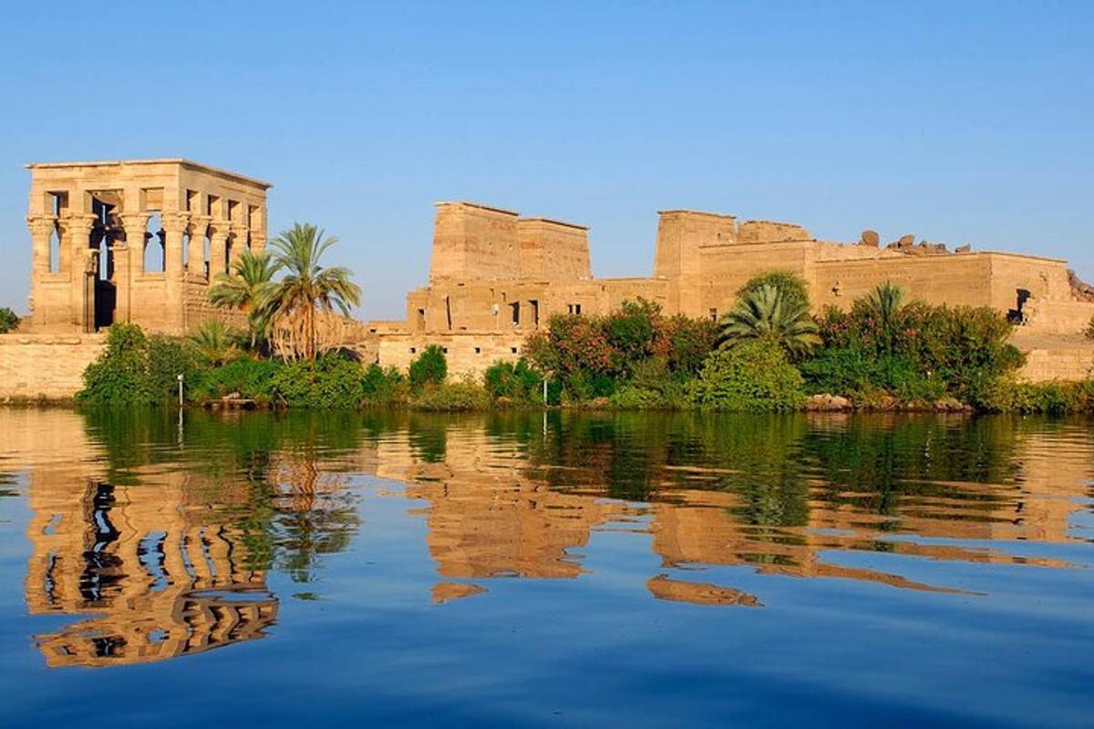 un edifici amb el seu reflex en una massa d'aigua