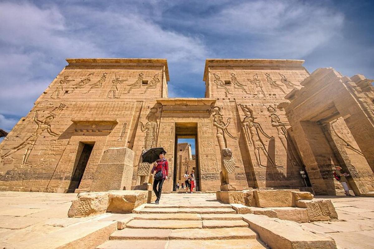 una persona amb un paraigua davant d'un edifici