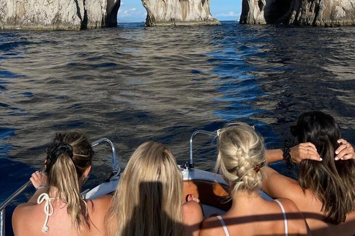 grupp inimesi paadis vees