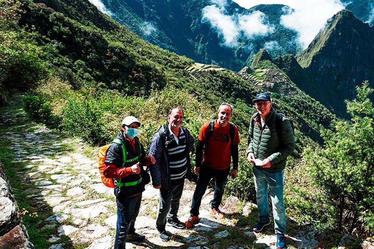 eine Gruppe von Menschen steht auf einem Bergpfad