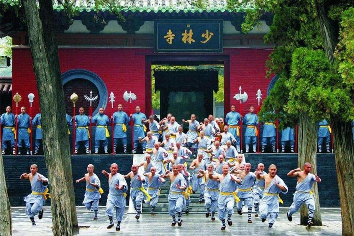 一大群人在建筑物前跳舞