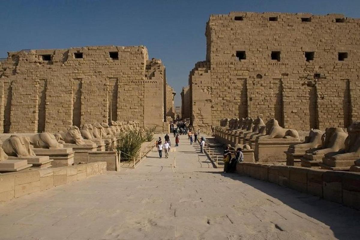 un grup de persones caminant davant d'un edifici