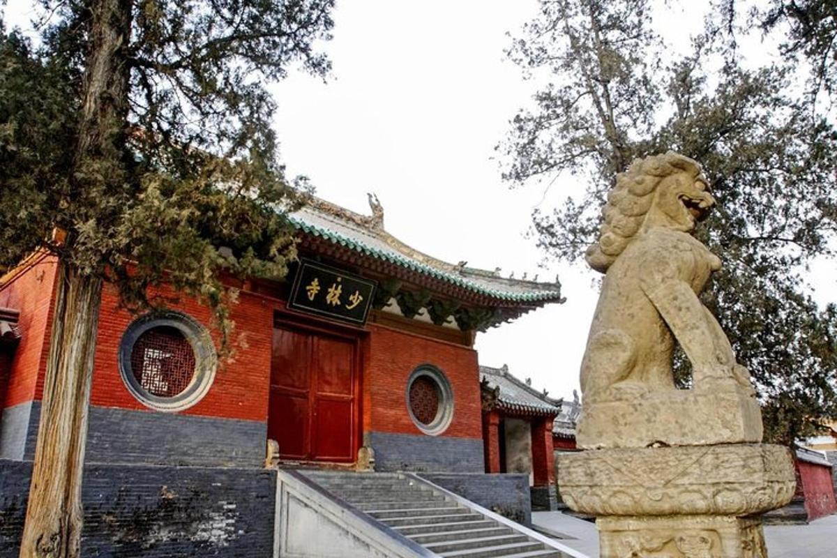 一座建筑物前的雕像