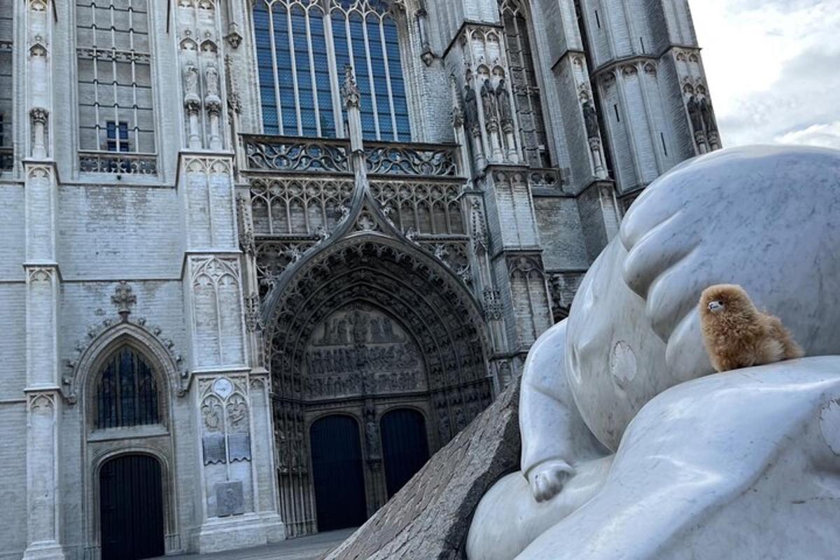 une statue de femme devant une cathédrale