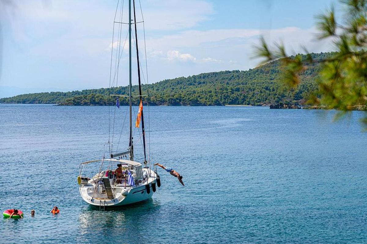 um barco flutuando em um grande corpo de água