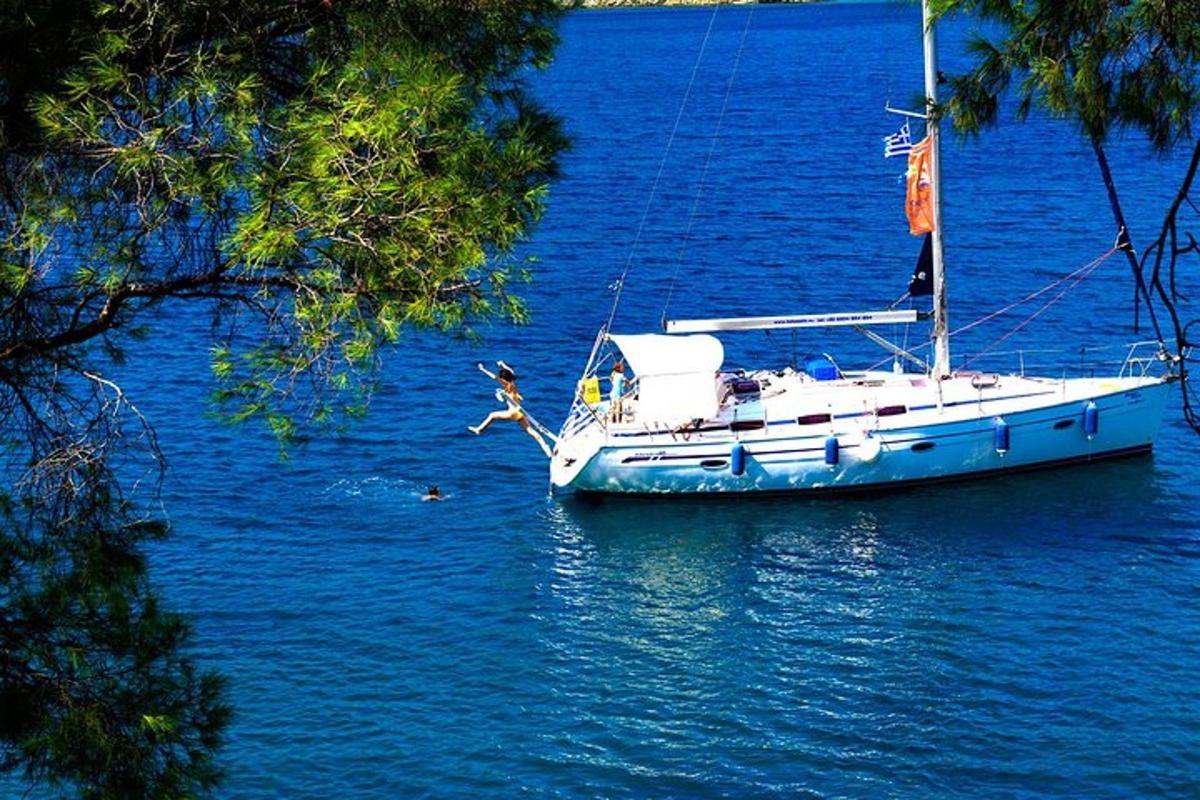 una barca ferma in mezzo a uno specchio d'acqua