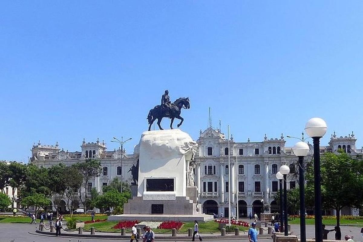 ένα άγαλμα ενός άνδρα σε άλογο μπροστά από ένα κτίριο