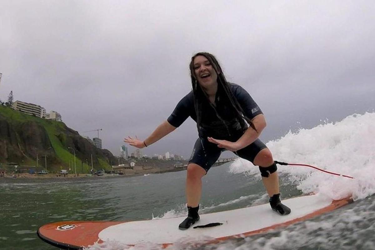 Un hombre montando una ola en una tabla de surf en el agua