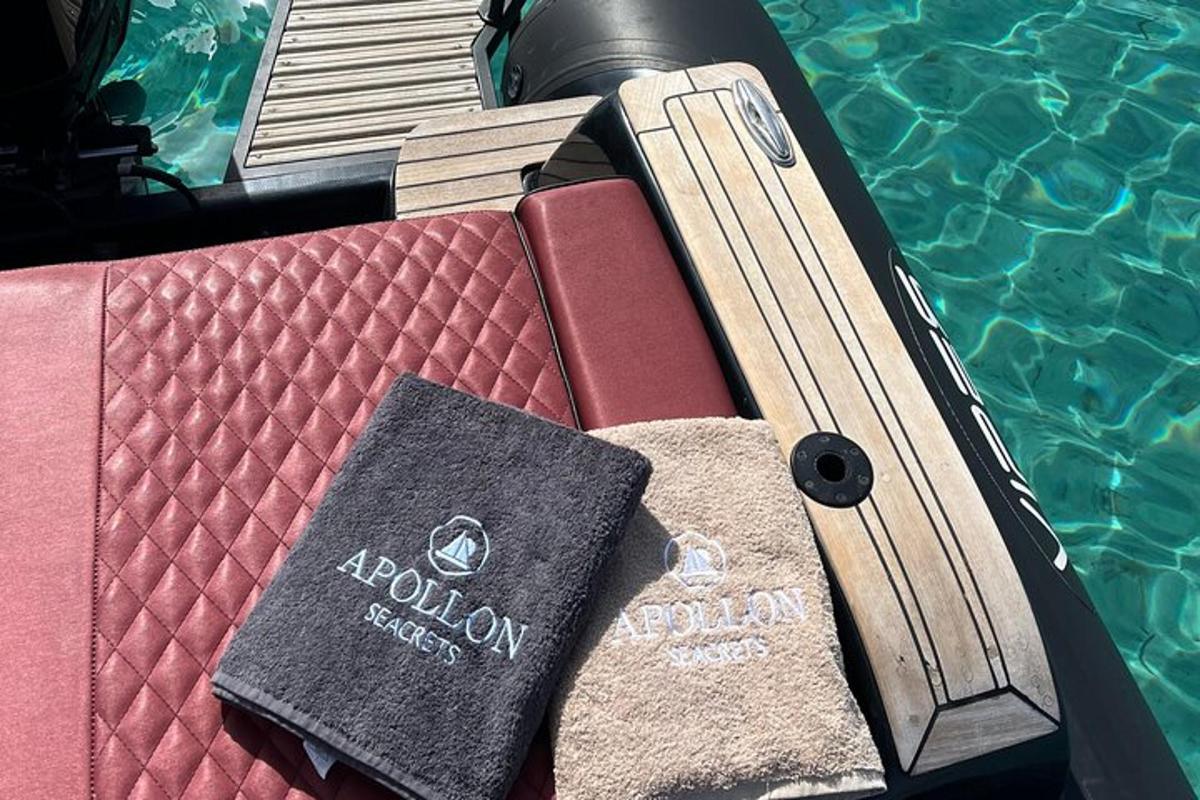 un passaporto appoggiato su un letto accanto a una piscina