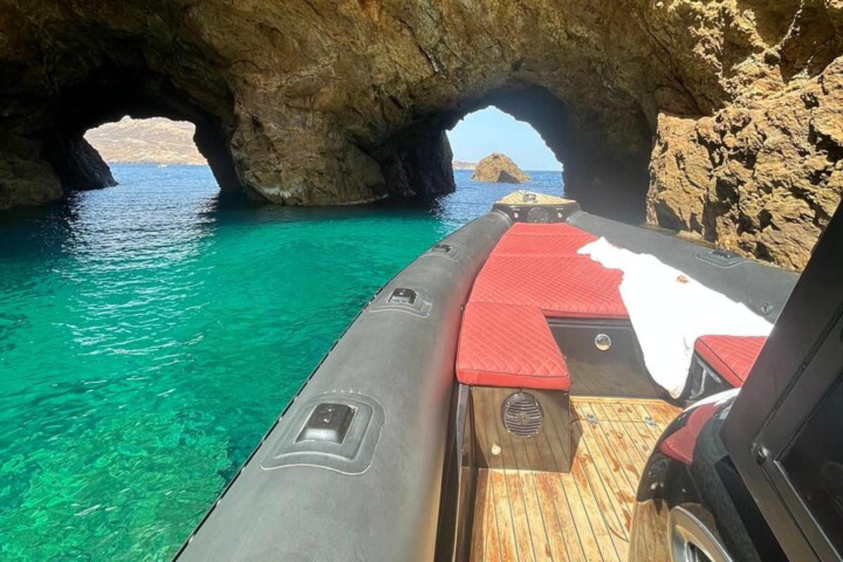 una barca di fronte a una grotta nell'acqua