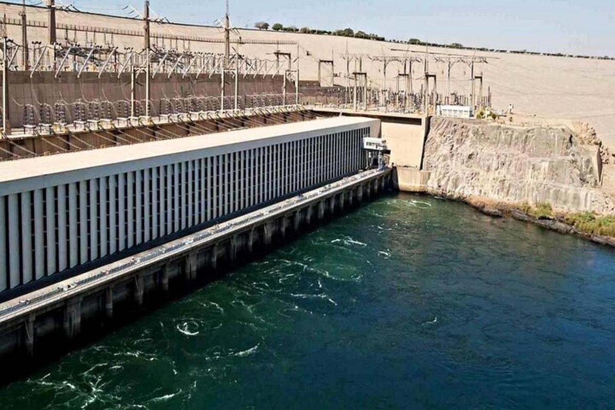 ένα φράγμα ενός ποταμού με νερό μέσα του