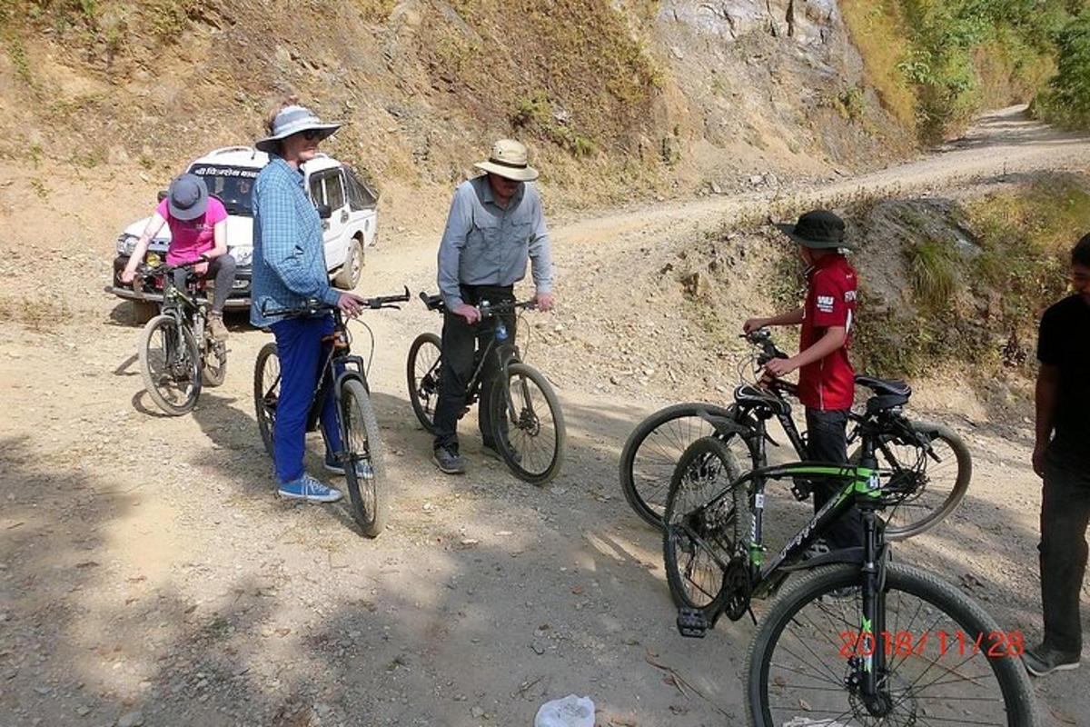 skupina lidí na kolech na nezpevněné cestě