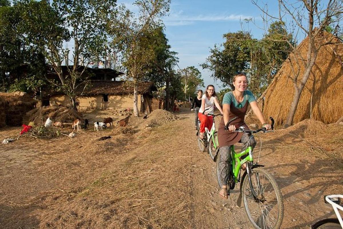 dva lidé jedoucí na kolech po nezpevněné cestě