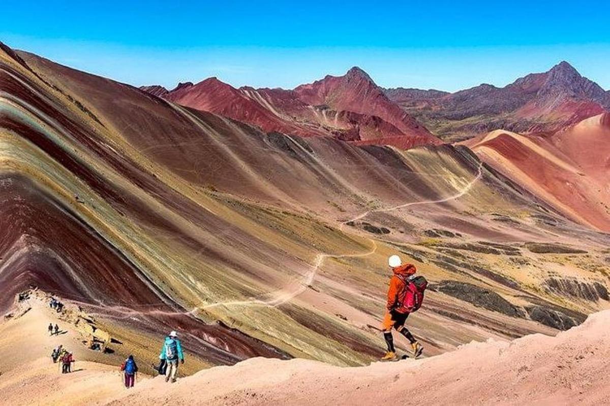 một nhóm người đang đứng trên đỉnh núi