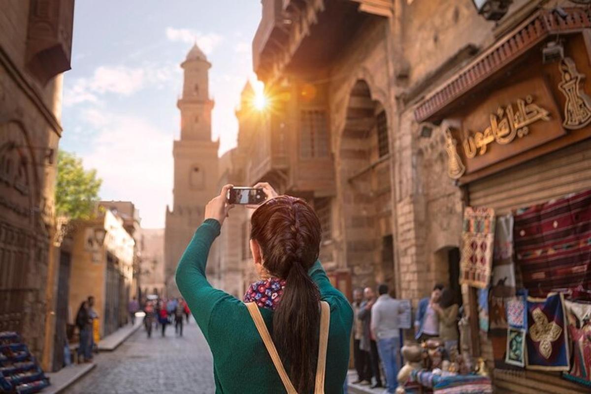 una donna che scatta una foto di una strada con una macchina fotografica