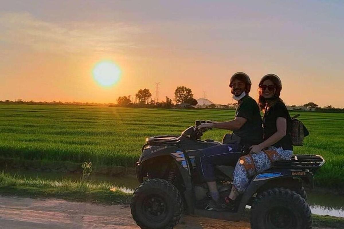 moški in ženska sedita na štirikolesniku