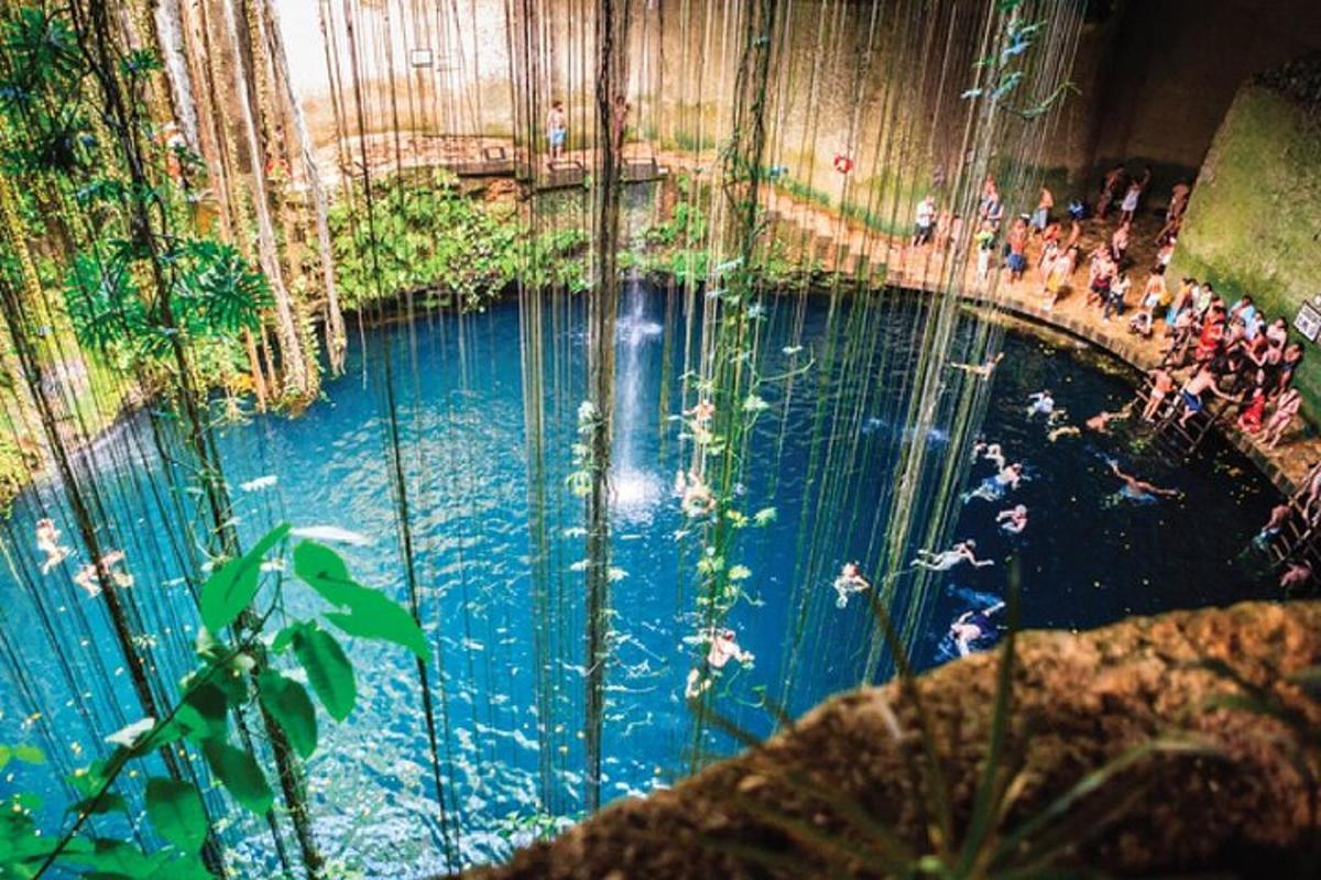 kolam dengan orang berenang di dalamnya di taman air