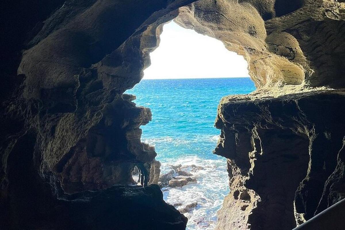 pogled na ocean skozi skalno jamo