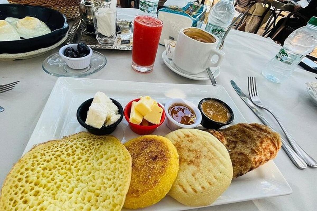 krožnik hrane s kruhom in drugo hrano na mizi