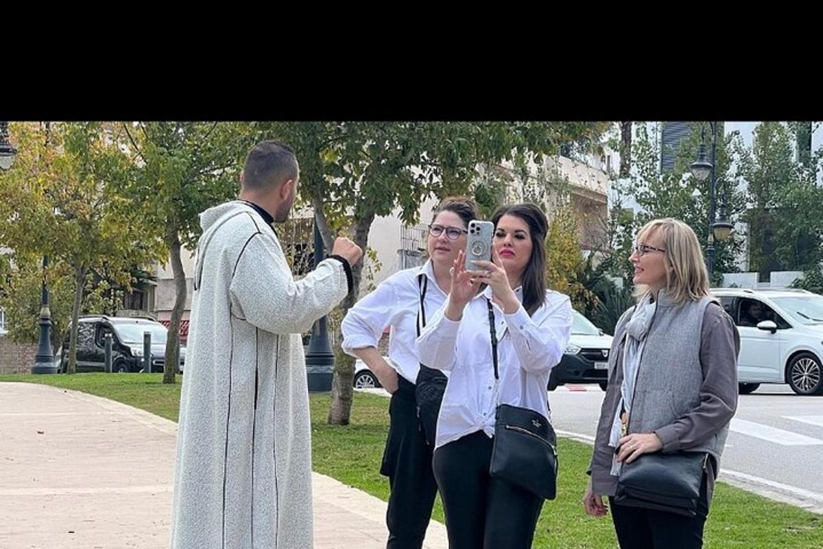egy férfi fényképez egy nőt, aki fényképez