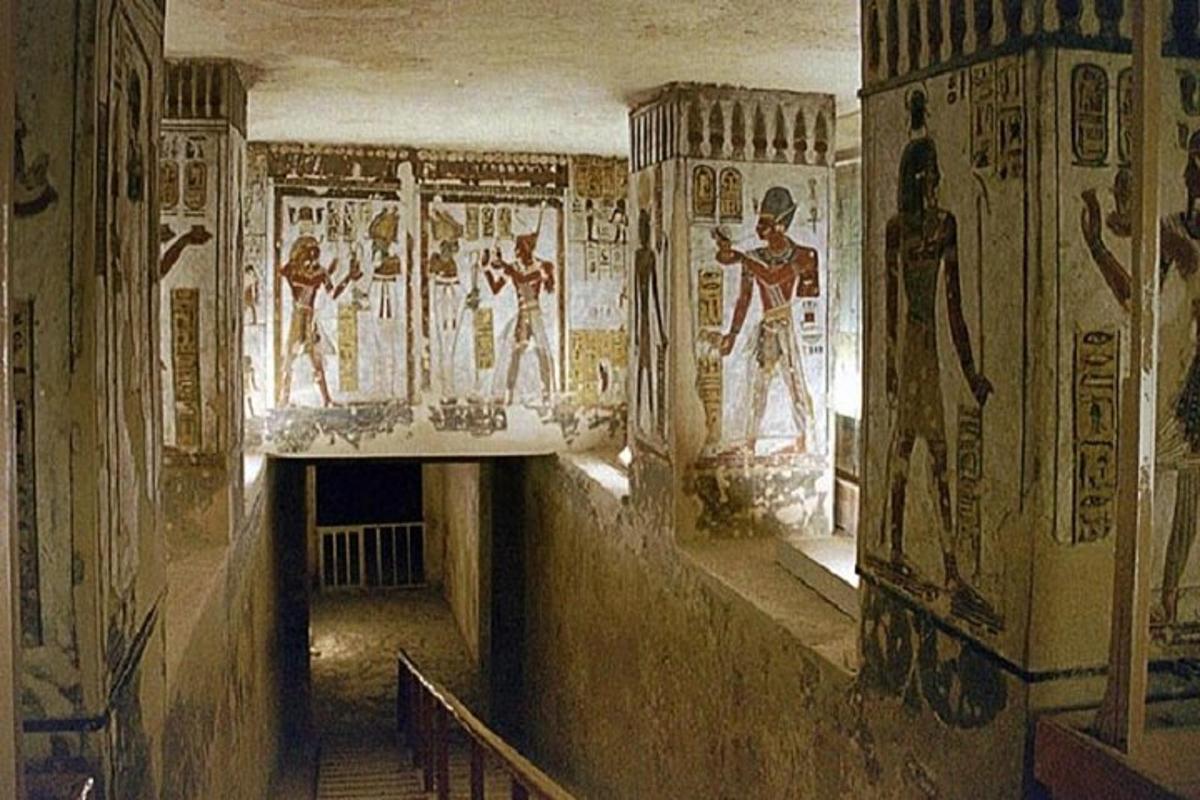 Un pasillo con pinturas en las paredes de un edificio antiguo.