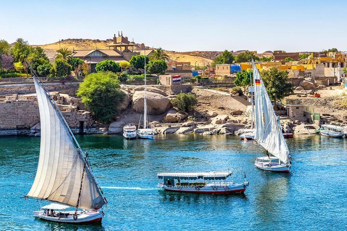 Δύο ιστιοφόρα σε ένα ποτάμι με μια πόλη στο φόντο
