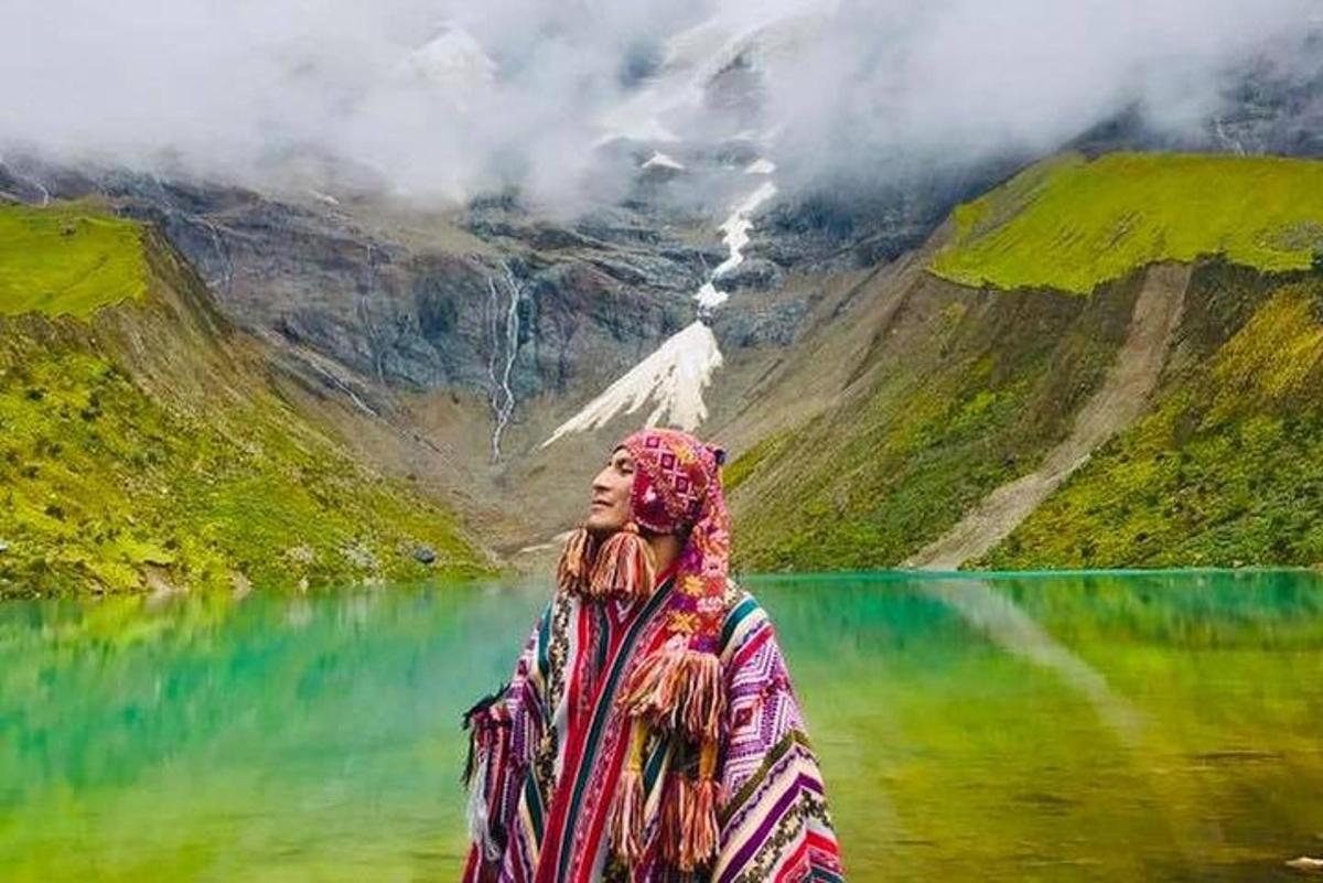 un dipinto di una donna in piedi di fronte a una montagna