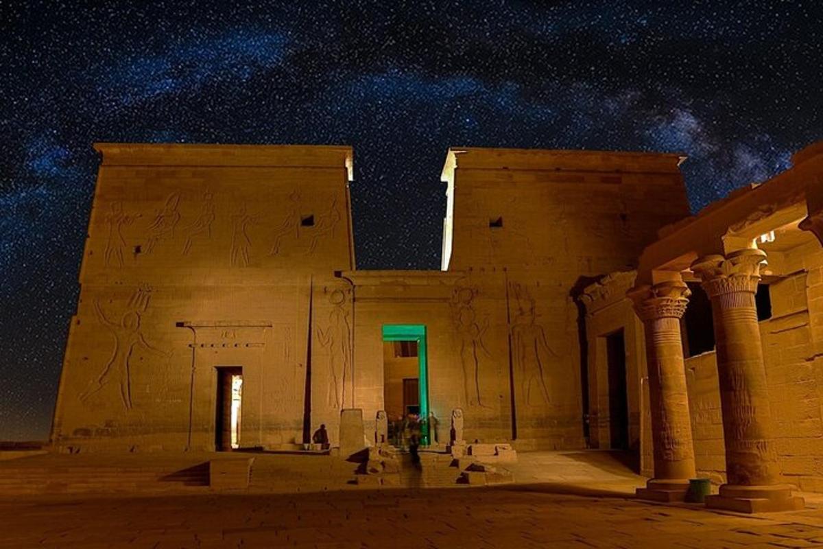 un bâtiment avec une lumière verte devant lui la nuit
