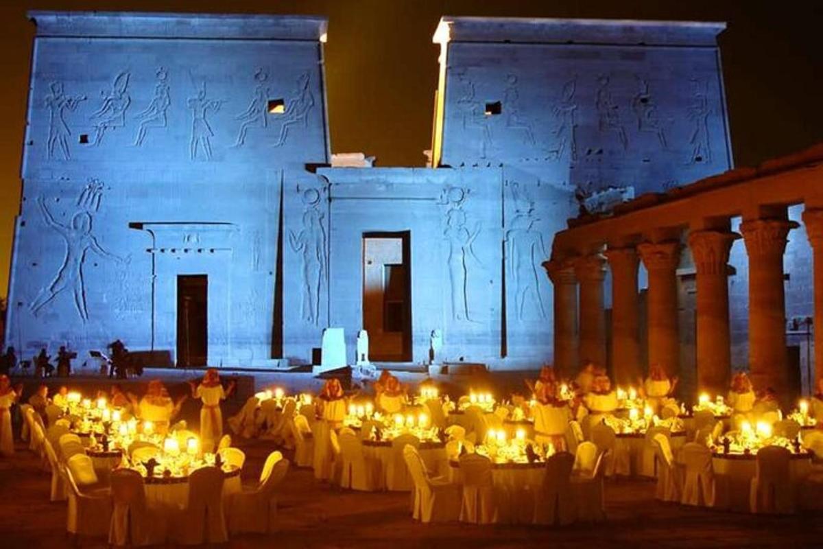 un groupe de tables avec des bougies devant un bâtiment