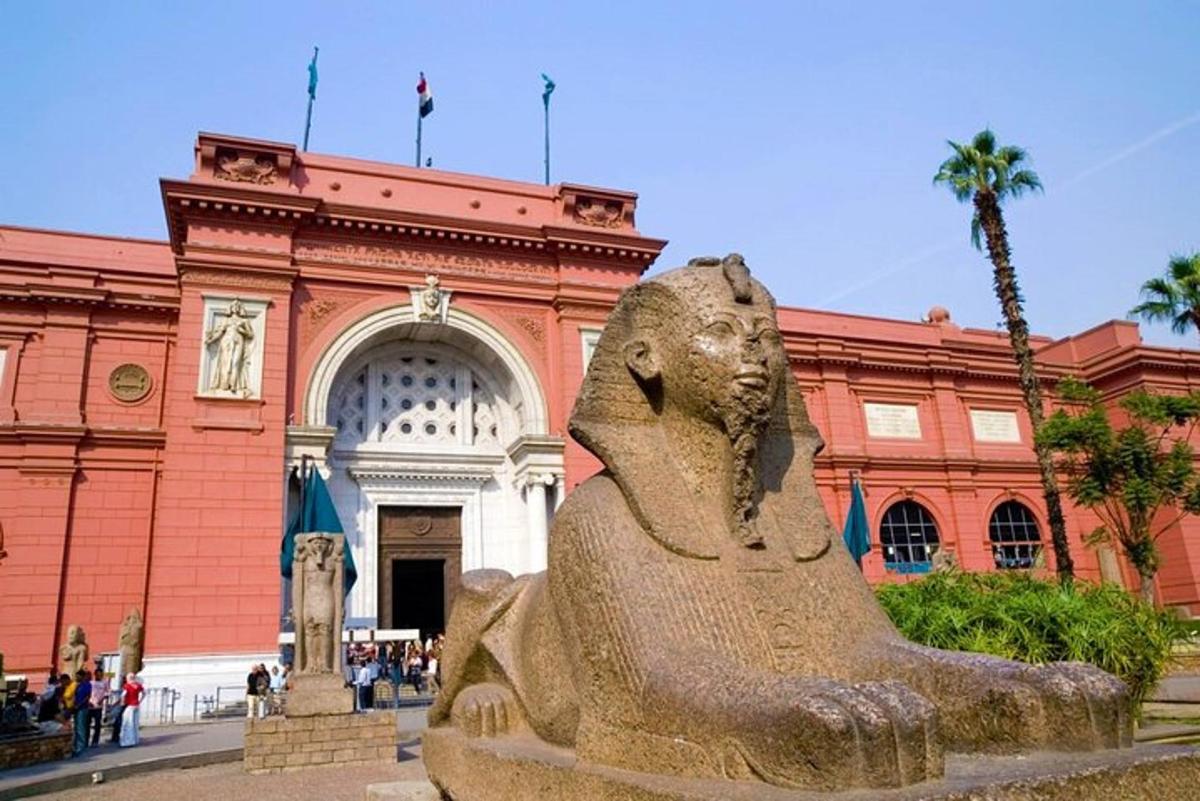 uma estátua de pedra em frente a um edifício