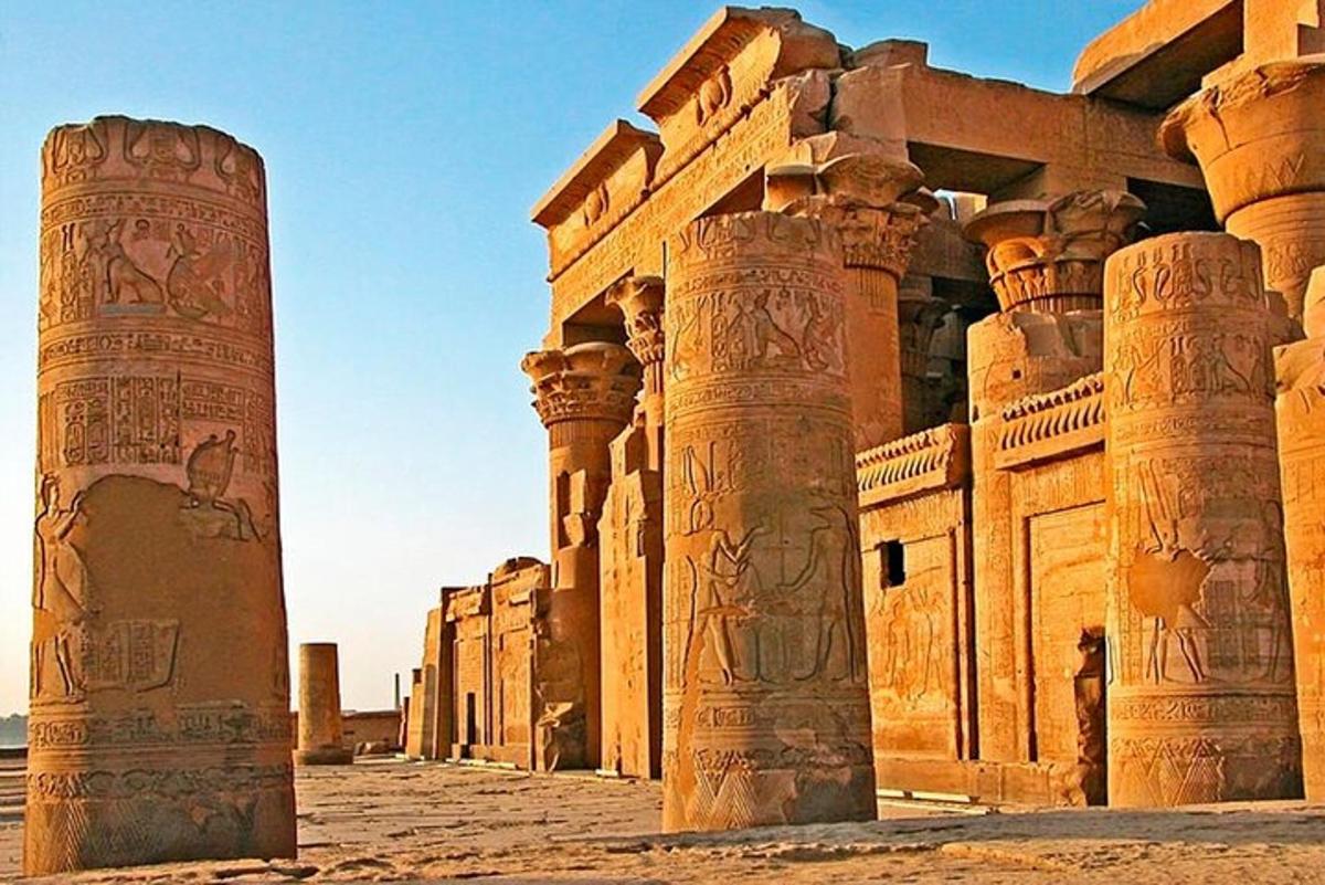 un antico edificio con colonne nel deserto