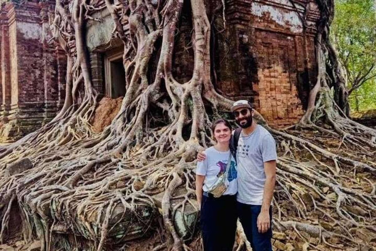 un uomo e una donna in piedi davanti a un albero