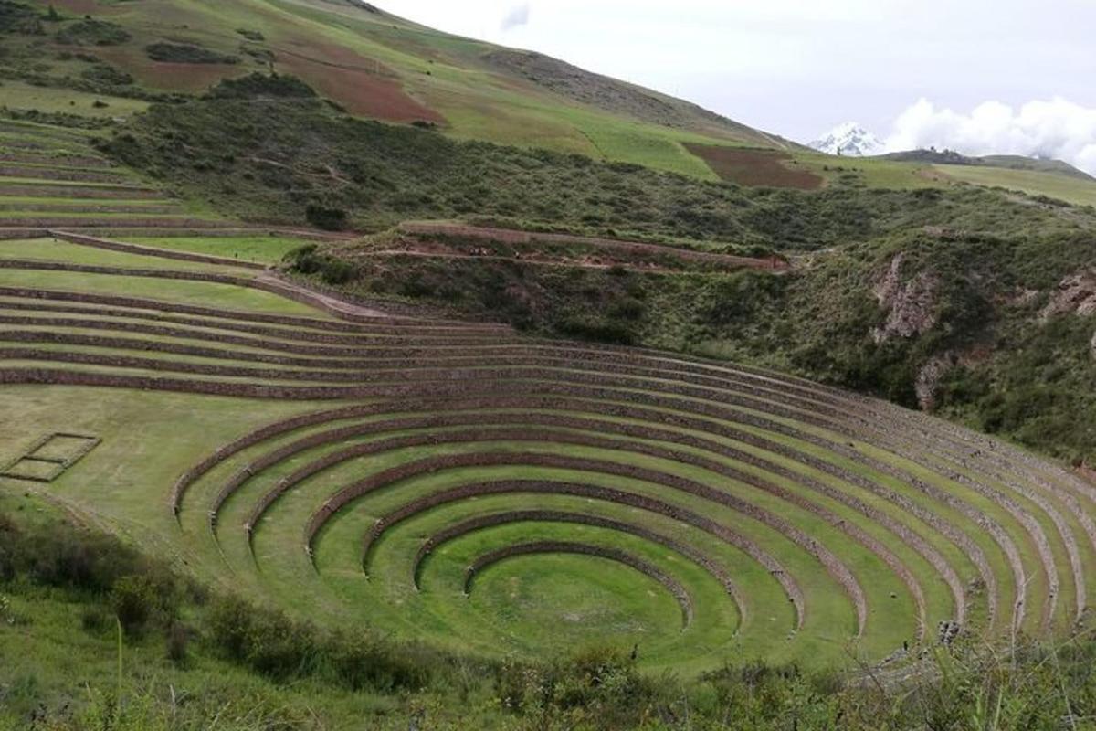 ein Amphitheater an einem Hügel