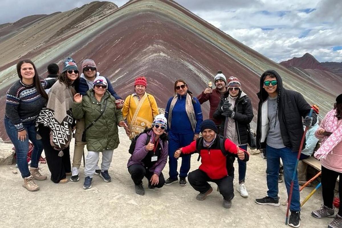 un gruppo di persone in piedi davanti a una piramide