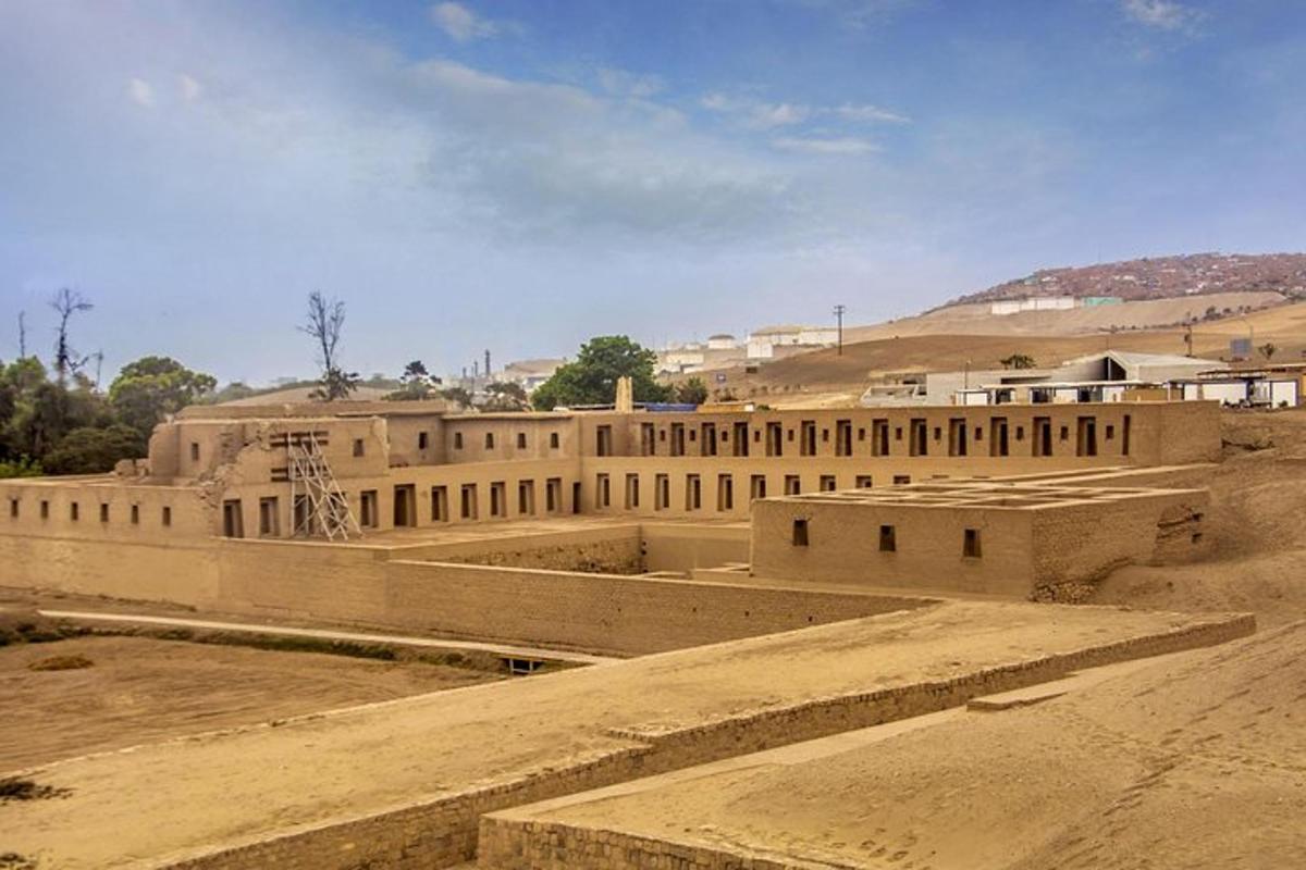 Un gran edificio en medio de un desierto