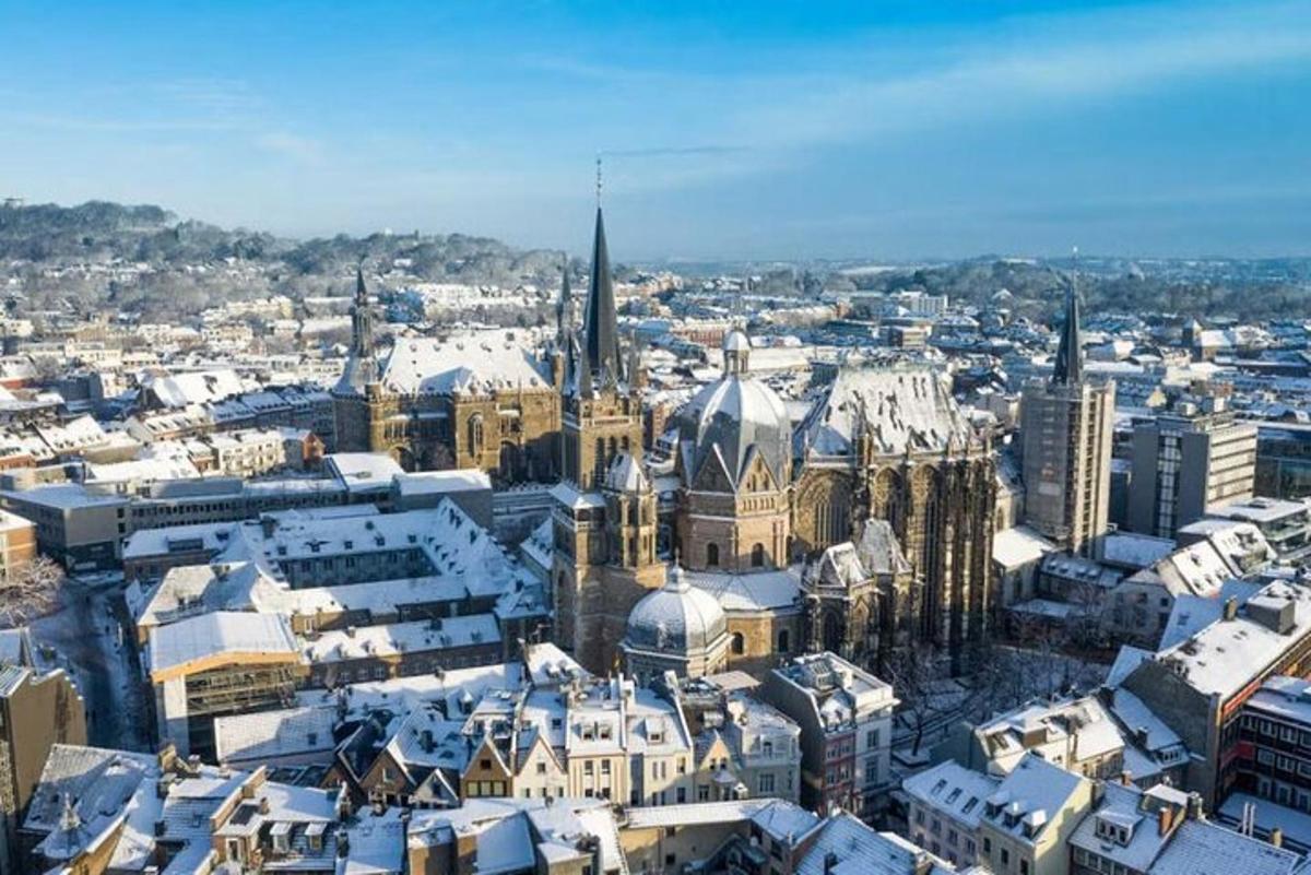 een luchtfoto van een stad met met sneeuw bedekte gebouwen