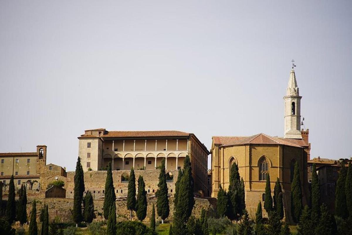 un edificio con una torre e una chiesa con un campanile