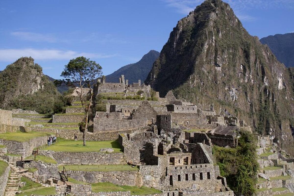 um antigo castelo na encosta de uma montanha