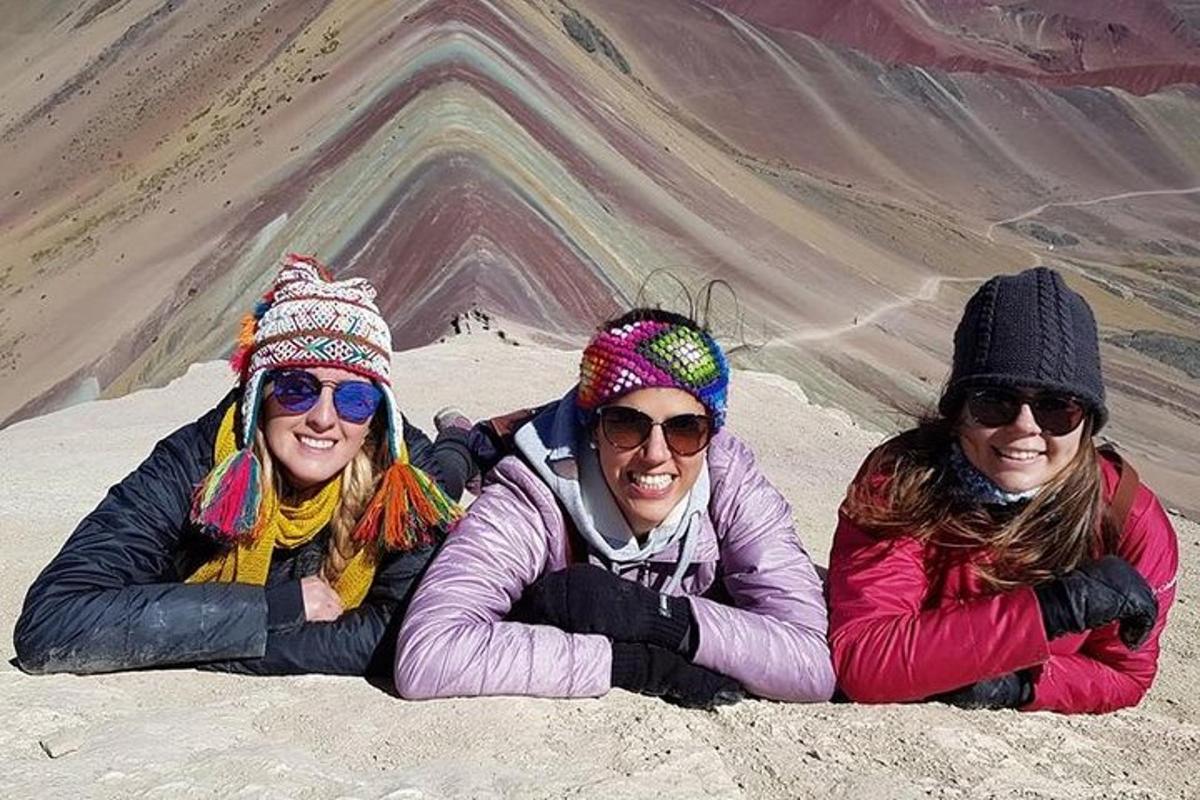 tiga wanita berbaring di puncak gunung