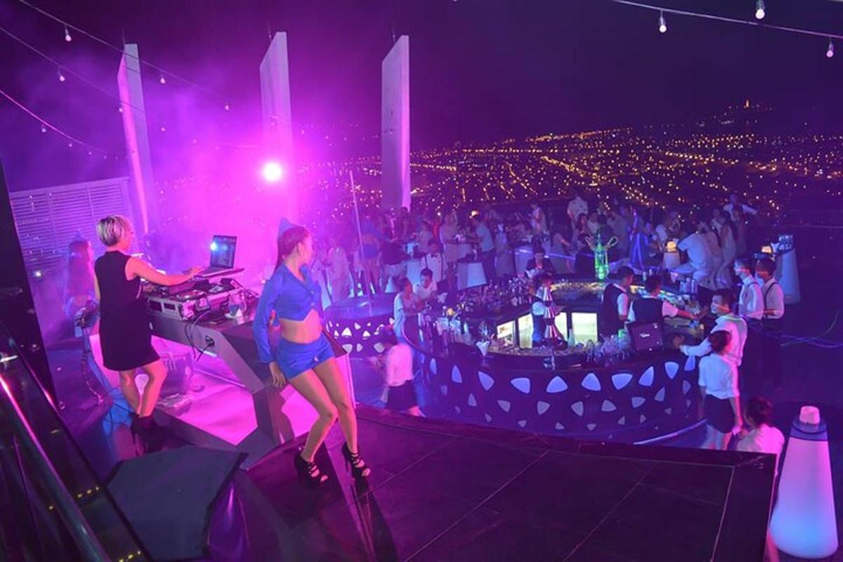 um grupo de pessoas no palco de um show