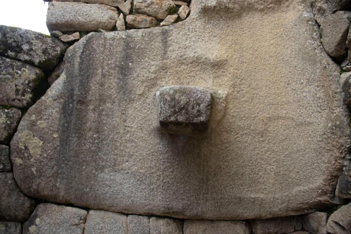 uma pedra na lateral de um muro de pedra