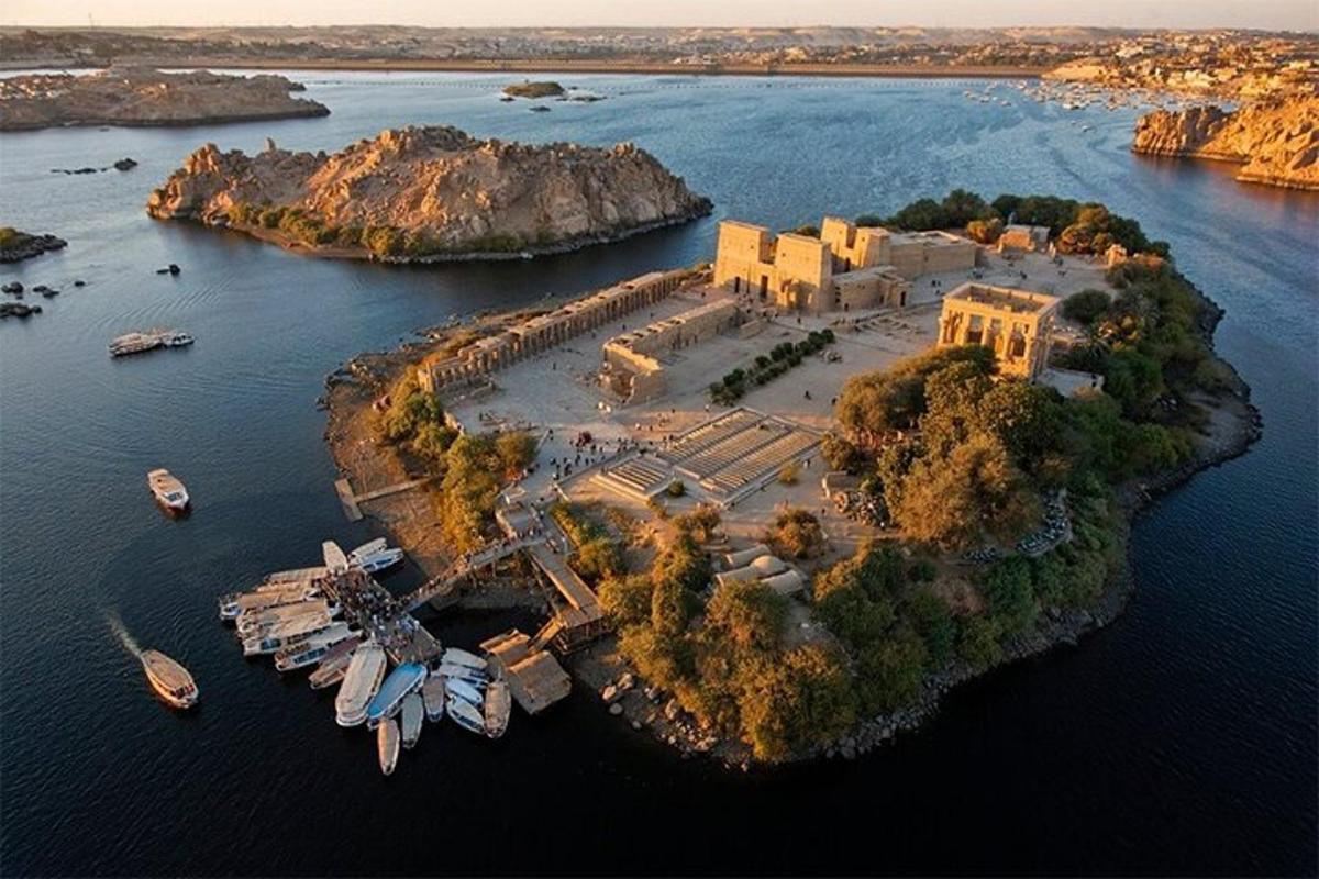 Una isla en el agua con barcos en ella
