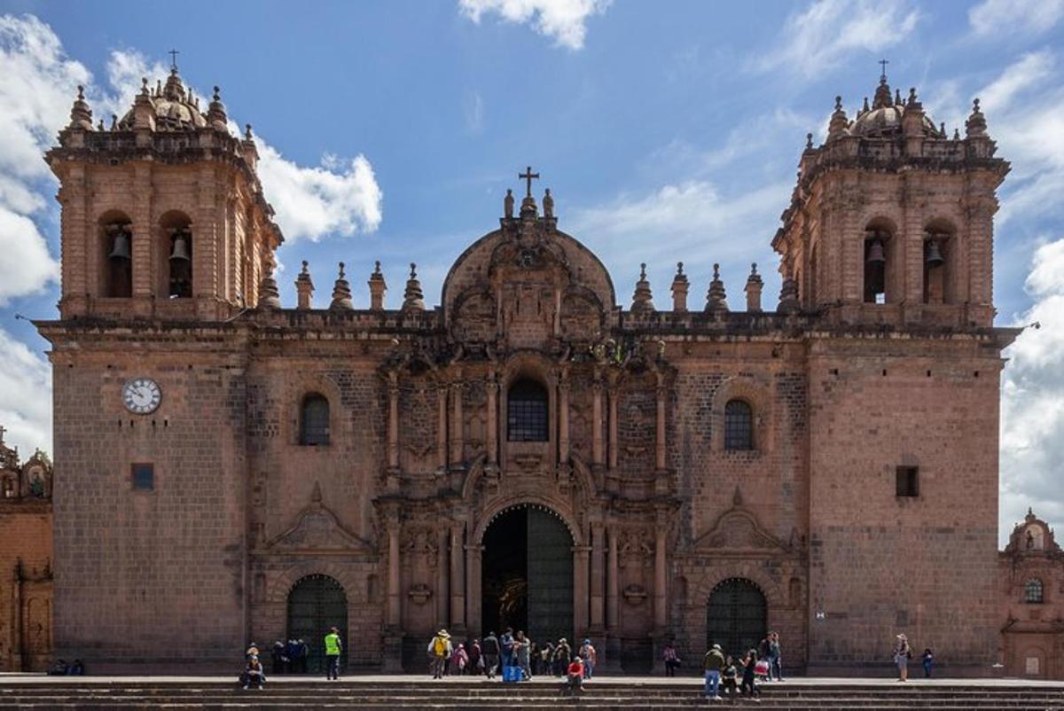 una grande cattedrale con persone in piedi davanti ad essa
