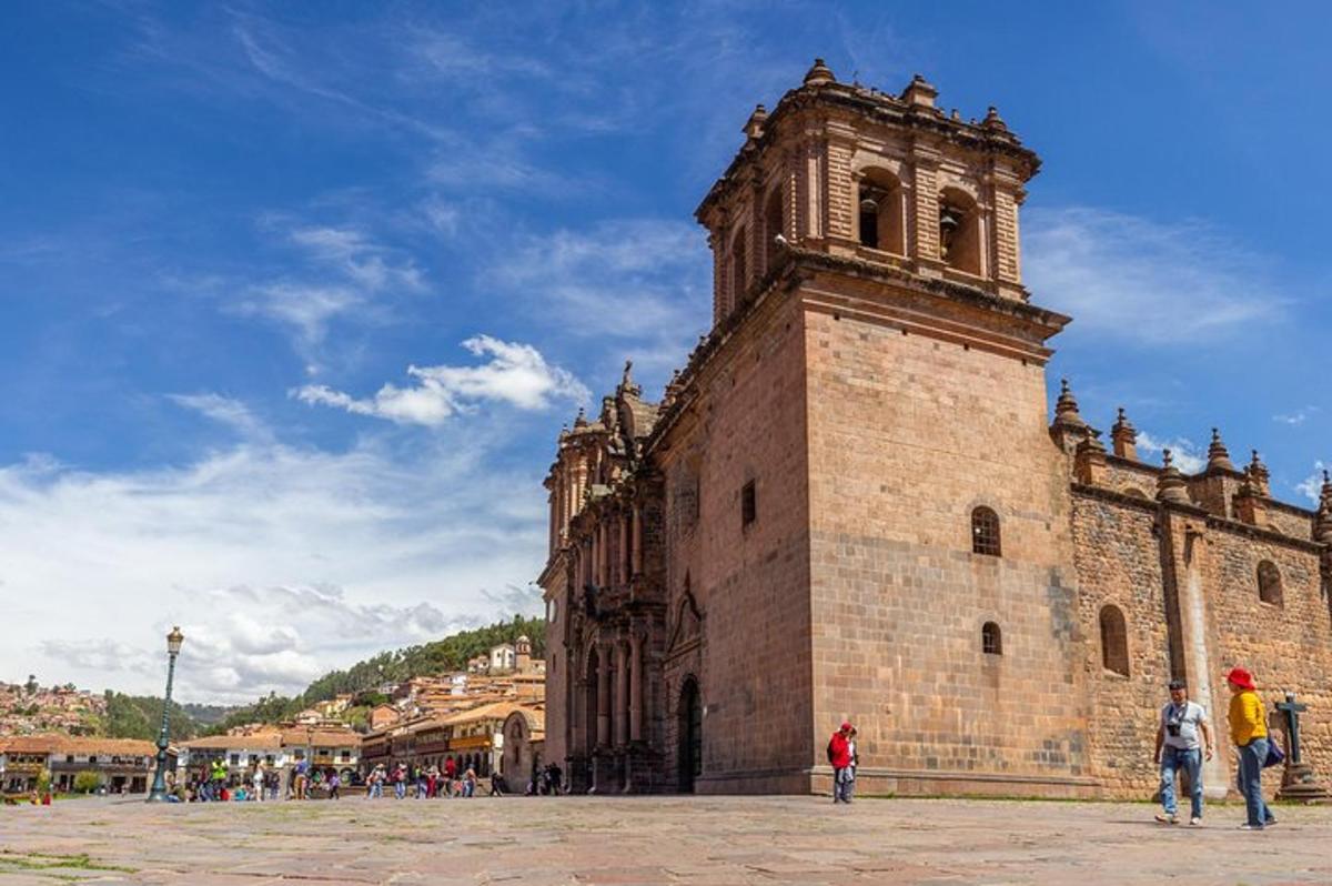 un grande edificio in mattoni con una torre dell'orologio su di esso