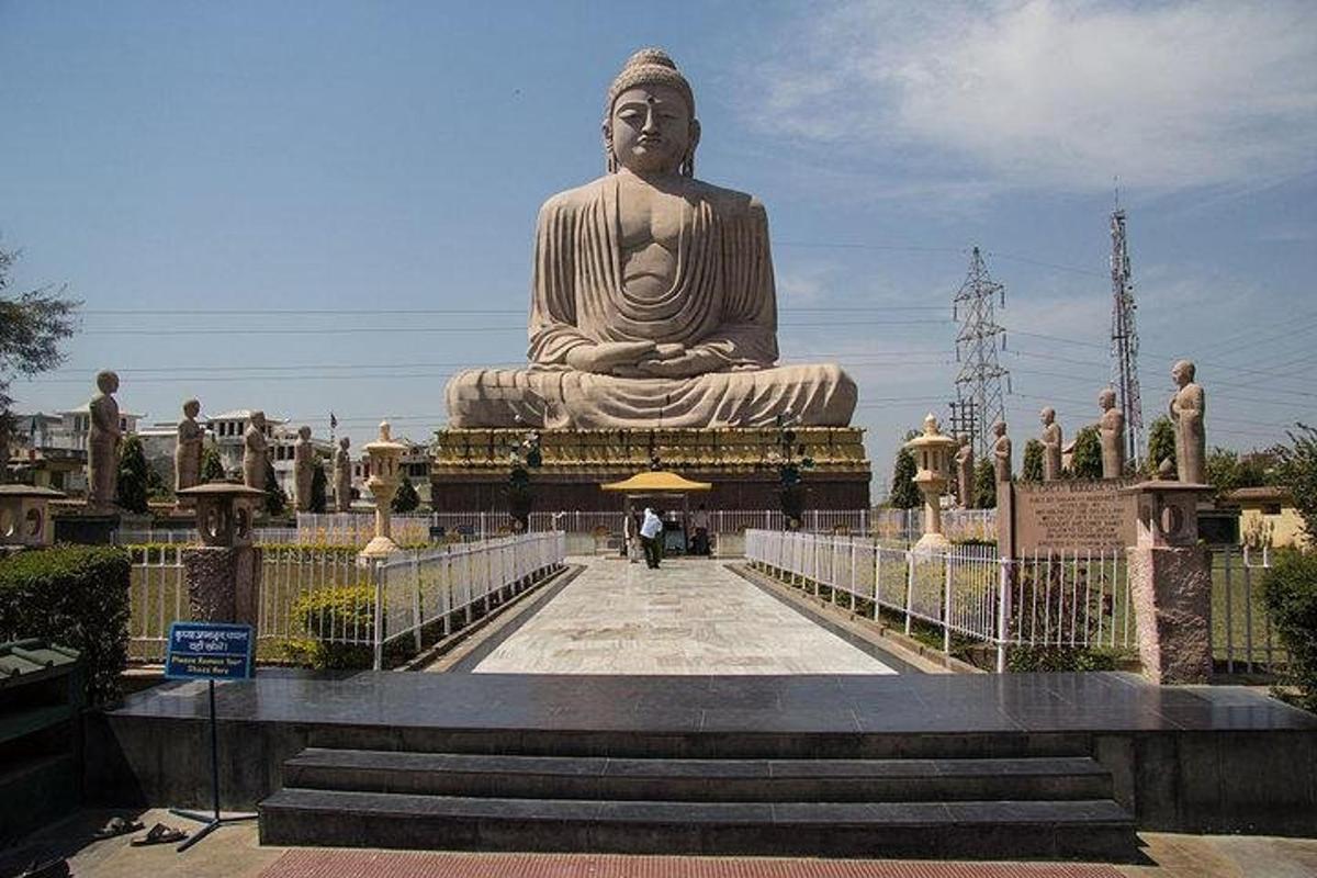 egy hatalmas Buddha-szobor egy hídon